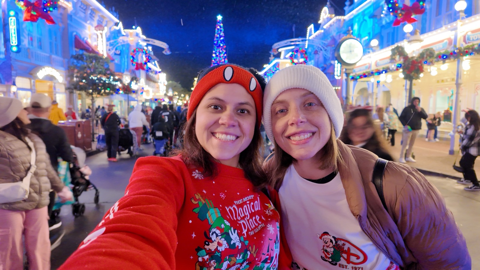 Mickey's Very Merry Christmas Party vs. Disney Jollywood Nights 2026: ¿cuál encaja mejor con tu viaje?