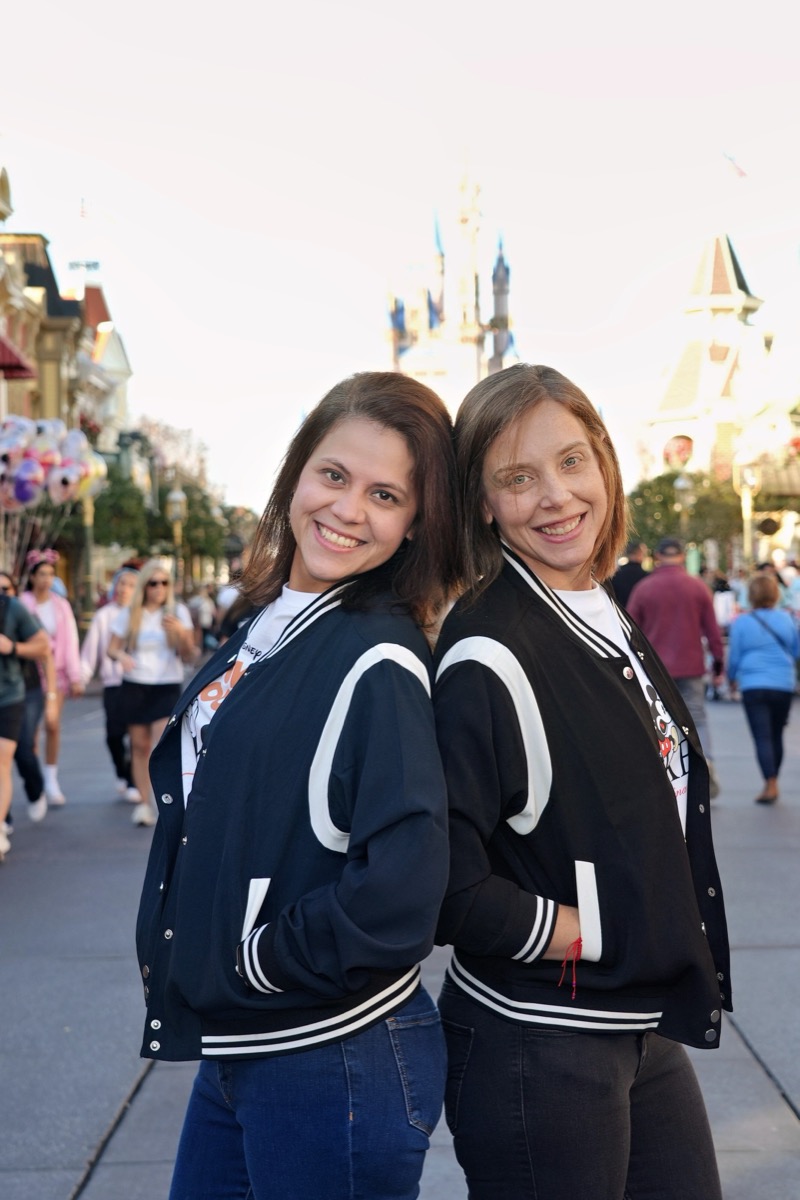 Mari y Sam — asesoras de Magic Point Agency en Magic Kingdom