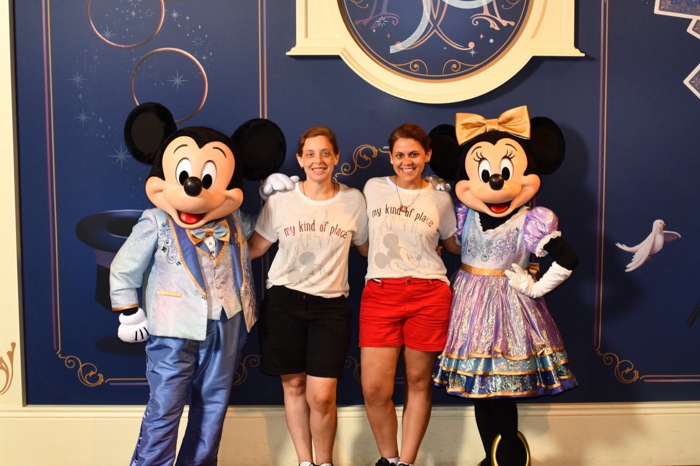 María Virginia y Samaj junto a Mickey y Minnie durante su primer viaje juntas a Disney en 2022